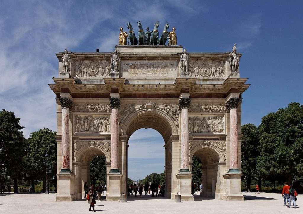 https://upload.wikimedia.org/wikipedia/commons/thumb/7/77/Paris_-_Jardin_des_Tuileries_-_Arc_de_Triomphe_du_Carrousel_-_PA00085992_-_003.jpg/1920px-Paris_-_Jardin_des_Tuileries_-_Arc_de_Triomphe_du_Carrousel_-_PA00085992_-_003.jpg