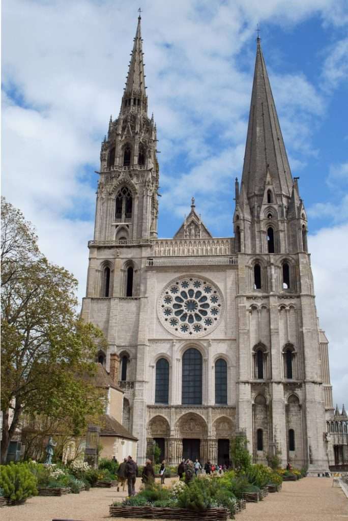 https://upload.wikimedia.org/wikipedia/commons/b/b8/Facade_cathedral.jpg