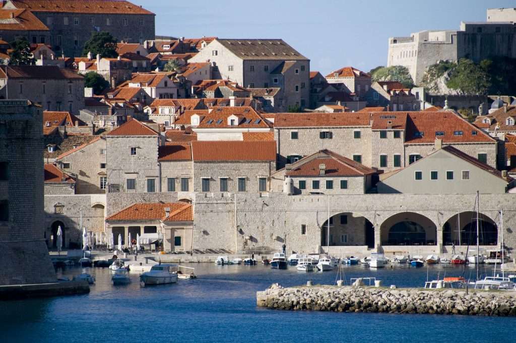 https://upload.wikimedia.org/wikipedia/commons/thumb/0/08/Dubrovnik3bqw.jpg/1920px-Dubrovnik3bqw.jpg