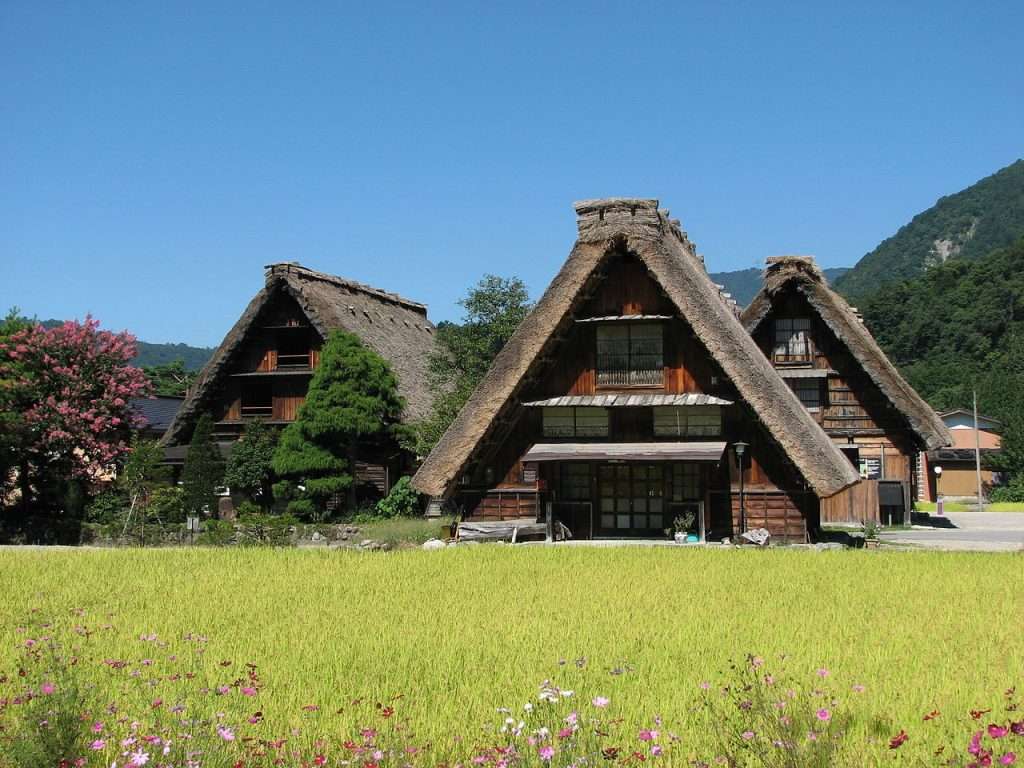 https://upload.wikimedia.org/wikipedia/commons/thumb/d/dc/Shirakawa-go_houses_1.jpg/1280px-Shirakawa-go_houses_1.jpg