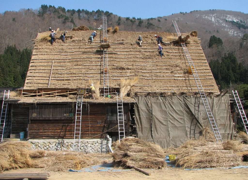 https://upload.wikimedia.org/wikipedia/commons/thumb/4/4d/Gassho-zukuri_farmhouse-02.jpg/1920px-Gassho-zukuri_farmhouse-02.jpg