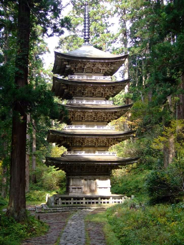 https://upload.wikimedia.org/wikipedia/commons/c/ce/Five_tier_pagoda_at_Mt._Haguro_2006-10-29.jpg