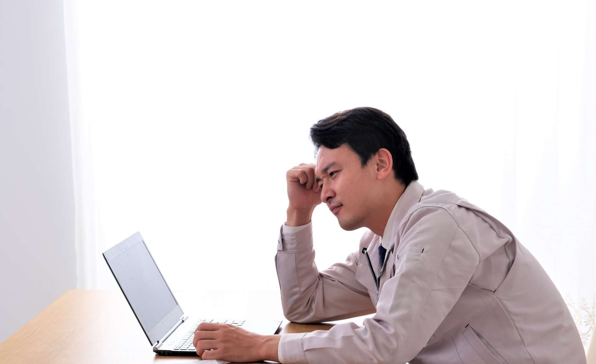 残業をしている人