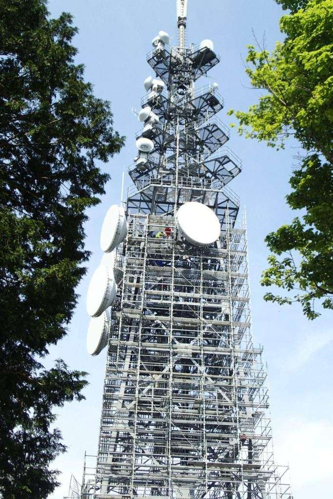 通信鉄塔の塗装工事