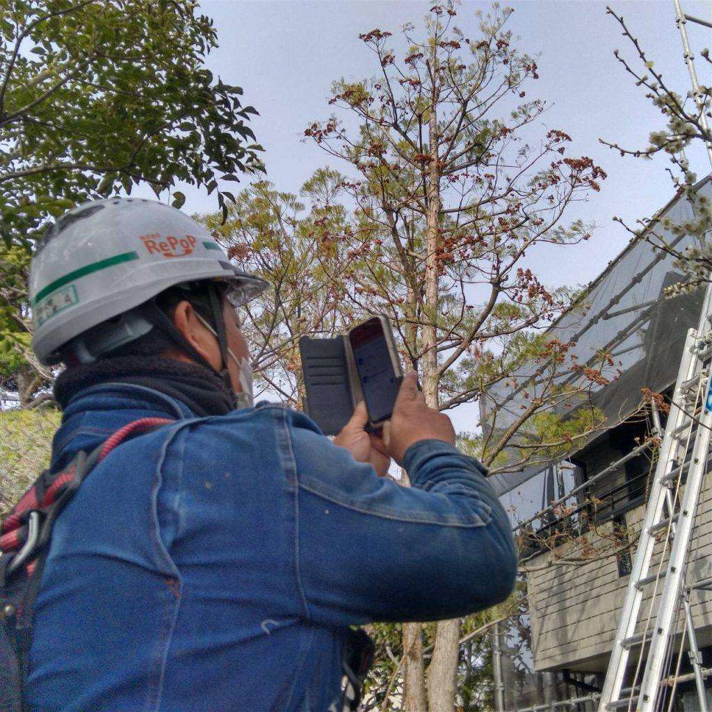 株式会社RePoPの職員がミライ工事写真で工事写真を撮影する様子